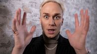 Christoffer Strandberg, Elämäni moka kuvasarja. Taustalla harmaan sävyinen tiiliseinä.