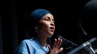 Den demokratiska kongressledamoten Ilhan Omar i en talarstol.