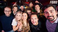 Fomolaiset poseeraa vieraidensa kanssa
