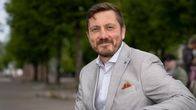 Harri Hellsten istuu penkillä.