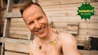 Mikko Kekäläinen koivunlehtiä ihossaan näyttää, että hän osallistuu Saunapäivä-kampanjaan