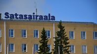 Satasairaalan katolla oleva kyltti