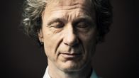 Ismo Alangon kasvot, silmät ovat kiinni.