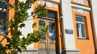 Huvudingången till Domvillan vid Åbo Akademi.