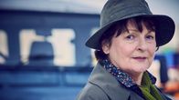 Nainen (näyttelijä Brenda Blethyn) vihreä kalastajahattu päässä katsoo kameraan.