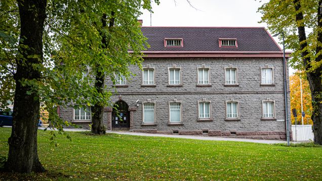 Hus med granitfasad i två våningar.