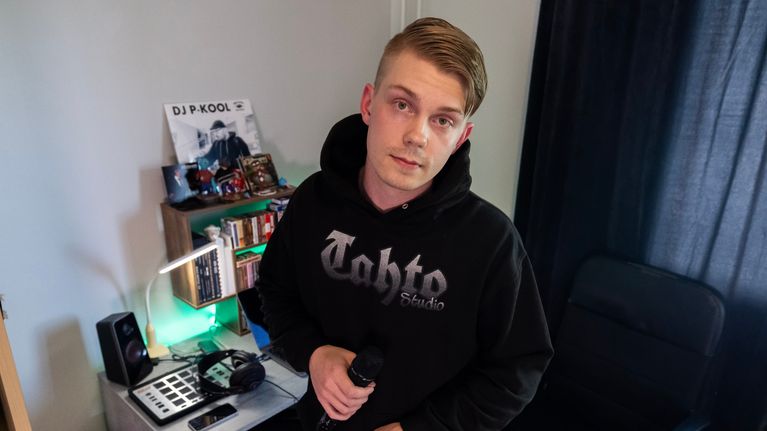 Kotkalainen Tatu Sven kotistudiollaan.