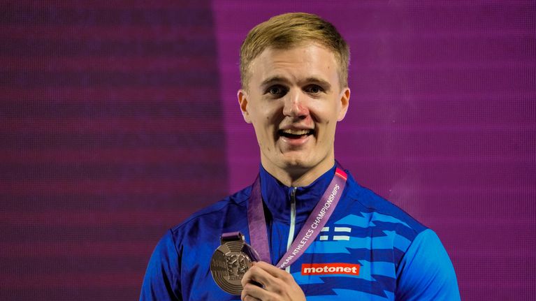 Oliver Helander sai mitalinsa ja riehakkaan vastaanoton hotellilla ...