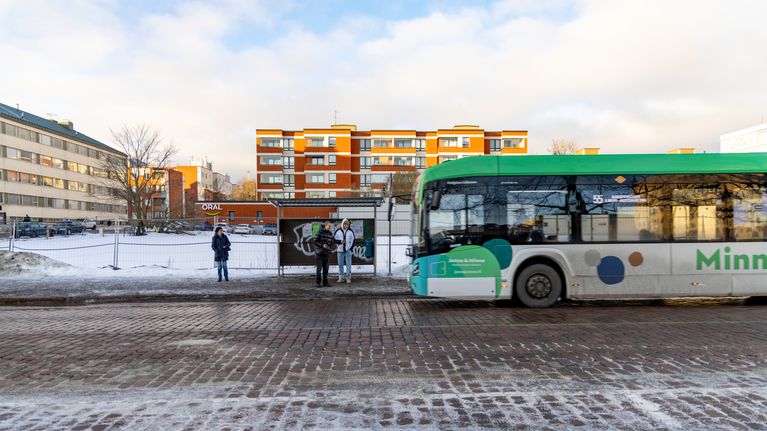 Bussi saapumassa pysäkille.