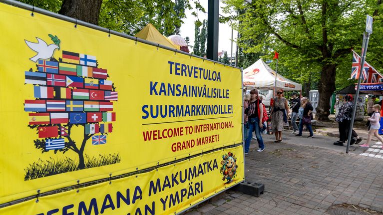 Kansainvälisten suurmarkkinoiden mainos.
