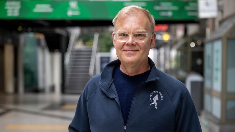 Harri Helajärvi Mehiläisen aulassa.