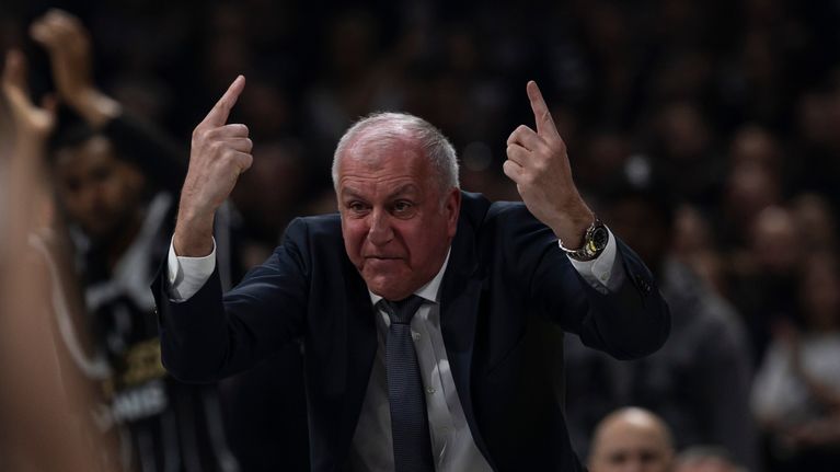 Partizan Belgradin päävalmentaja Željko Obradović Euroliigassa keväällä 2025.