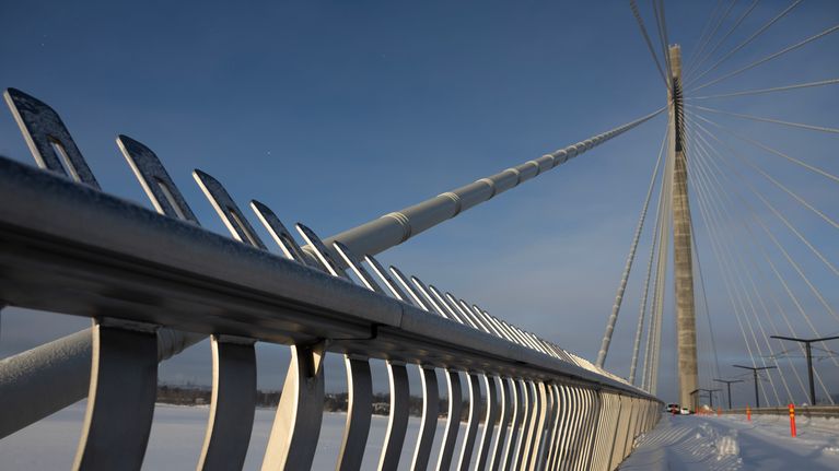 Kronbergsbrons räcke och pylon i morgonljus. 