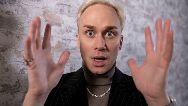 Christoffer Strandberg, Elämäni moka kuvasarja. Taustalla harmaan sävyinen tiiliseinä.