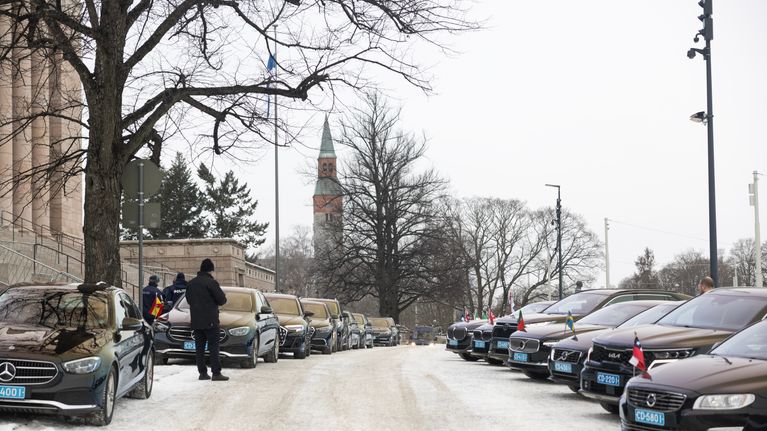 Diplomaattiautoja pysäköityneenä eduskuntatalon edessä.