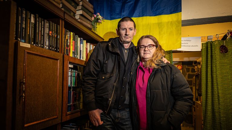 Ukrainalaiset Volodymyr Ihnatenko ja Iryna Ihnatenko takanaan Ukrainan lippu.