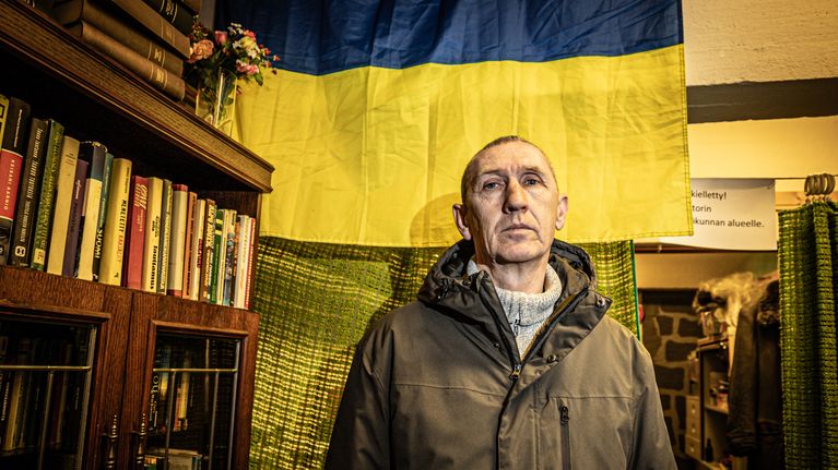 Ukrainalainen Oleksandr Zolohin Ukrainan lipun edessä.