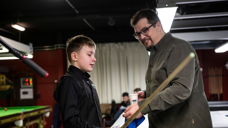 Oululainen pitkän linjan snookeraktiivi, useissa arvokisoissa esiintynyt Joona Koskela (oik.) on yksi Ylitalon harjoitusvastustajista.
