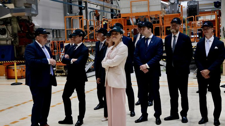 Kronprinsessan Victoria och prins Daniel besöker Wärtsiläs anläggningar i Vasa. 