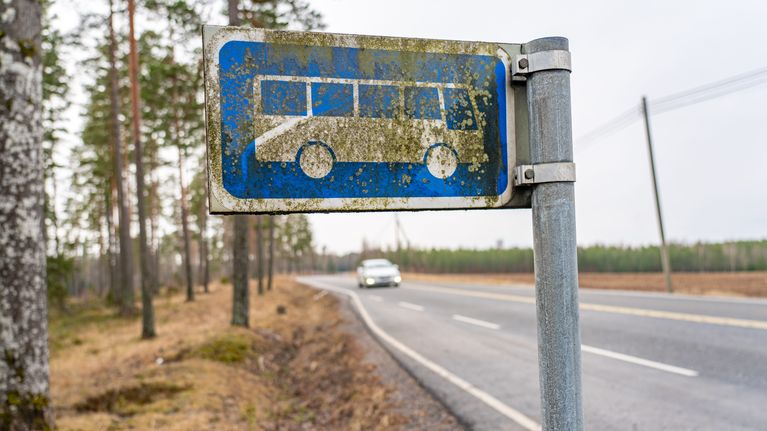 Linja-autopysäkki maaseudulla.