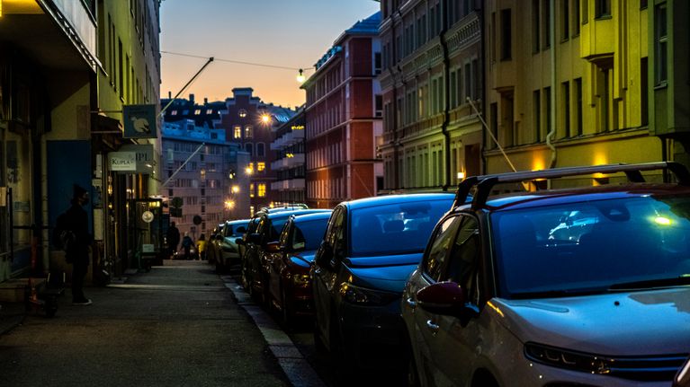 Båtmansgatan i Helsingfors, kväll utanför galleriet där samtalet förs.
