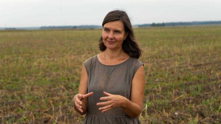 Nainen pellolla