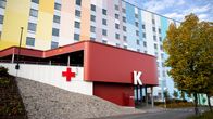 K-sairaalan päivystyksen ajoluiska Lappeenrannassa. Rakennuksen seinällä punainen risti ja iso k-kirjain.