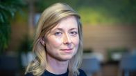Erika Lindh katsoo kameraan.