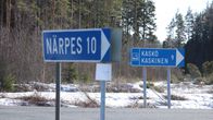 Två vägskyltar. På den ena står det Kaskö, på den andra Närpes.