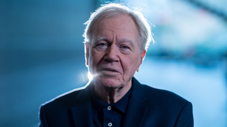 Kansainvälisesti tunnettu sellisti Arto Noras kuvattuna Helsingin Musiikkitalossa, 11.10.2023.