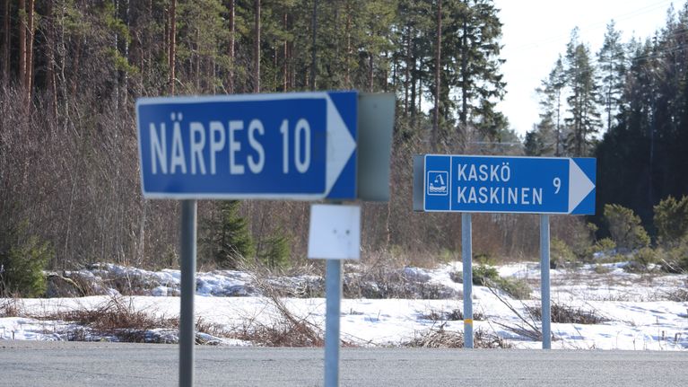 Två vägskyltar. På den ena står det Kaskö, på den andra Närpes.