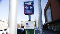 Rautatieaseman parkkipaikalla kyltti, joka osoittaa kaukojunaa korvaavan linja-auton lähtöpaikkapysäkin.