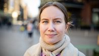 Sonja Holopainen seisoo Stockmanin edustalla.