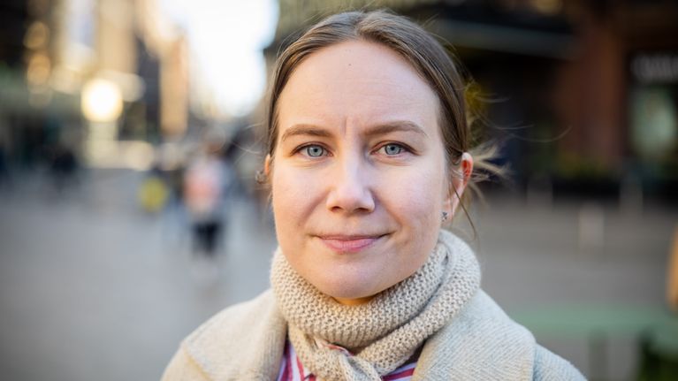 Sonja Holopainen seisoo Stockmanin edustalla.