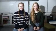 Kuvissa Lucille(vas.) ja Penelope Pletcher. He käyvät nyt Oulun kansainvälistä koulua ja ovat 16-vuotiaita. Kuvat otettu 16.3.2026.