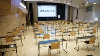Pääsykoesali juuri ennen pyrkijöiden sisääntuloa.