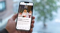 En mobiltelefon visar startvyn för Yle-appen med en bild på Finlands lucia och texten "Vem vill du se som Finlands lucia 2022? Kandidatnomineringen pågår!"
