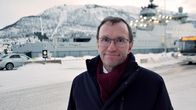 En man i medelåldern med glasögon tittar in i kameran i ett snöigt landskap. Bilden föreställer Espen Barth Eide.