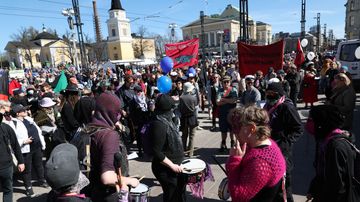 Tampereen keskusta on täynnä väkeä. Kuvassa vastamielenosoittajia.
