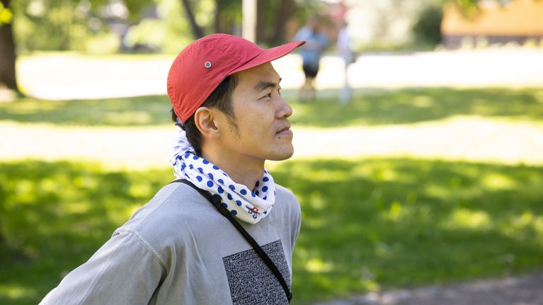 Yoshito Shimamuha katsoo oikealle. 