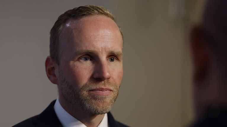 Mika Poutala uusien ministereiden tiedotustilaisuudessa.