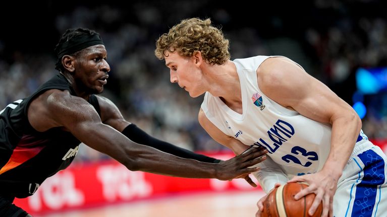 Isaac Bonga puolustaa Lauri Markkasta.