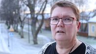 En kvinna med kort hår och glasögon. I bakgrunden syns en park.
