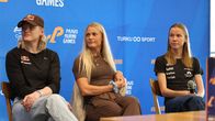 Wilma Heltelä, Lotta Harala och Ilona Mononen sitter på stolar framför en blå bakgrund med text och logotyper.