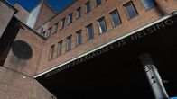 En rödtegelbyggnad med en skylt där det står Helsingin kärjäoikeus.