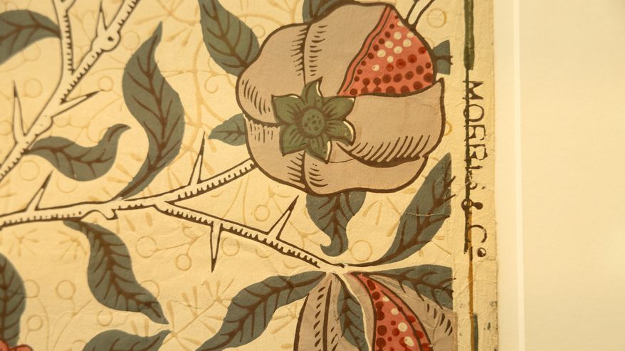 Koristeellinen, kasviaiheinen painokuvio 1800-luvun tapetissa ja tekijän nimi reunassa: William Morris.