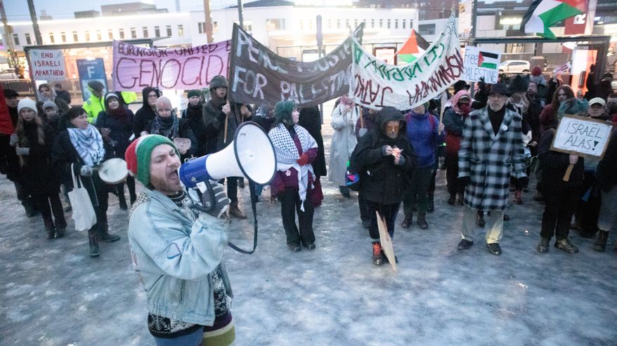 Mielenosoittajat osoittajat vaativat euroviisujen boikotointia.