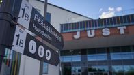 Rakennus, jossa lukee "JUST" ja edessä kyltti pääsisäänkäynnille.