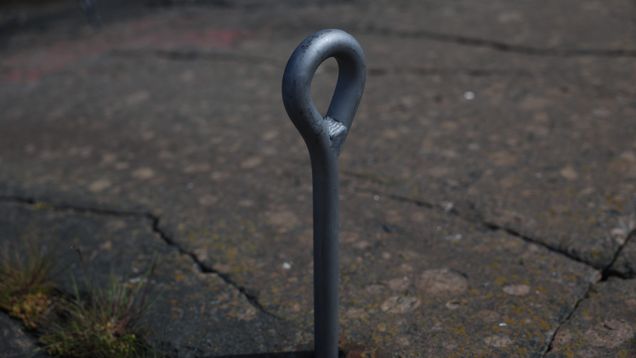 Metallirengas kiinni kalliossa Pyhtään Ristisaaressa.