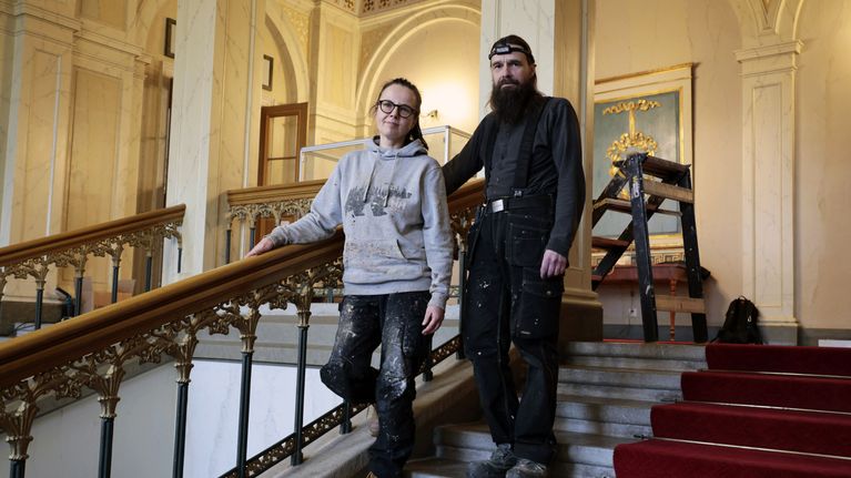 Jonna Saloranta och Janne Louko står i en trappa i Vasa Hovrätt.